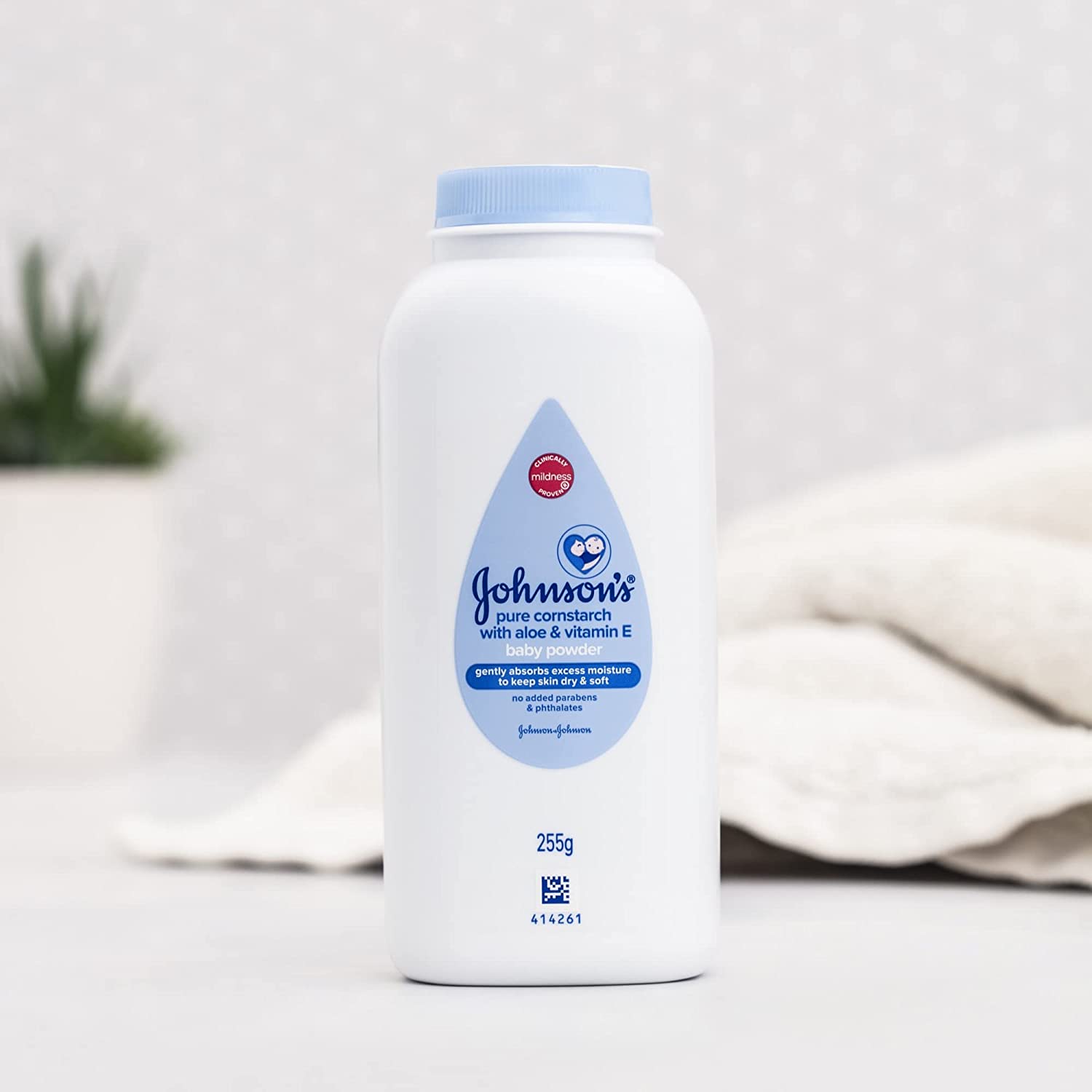 Johnson's Baby Powder with Naturally Derived Cornstarch Aloe & Vitamin E, Hypoallergenic, 9 oz - Image 3